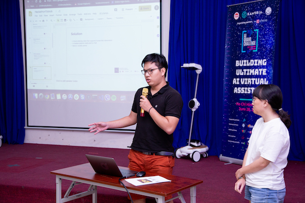 Nguyễn Lưu Ngọc - đội Tobtob thuyết trình với hội đồng chuyên gia