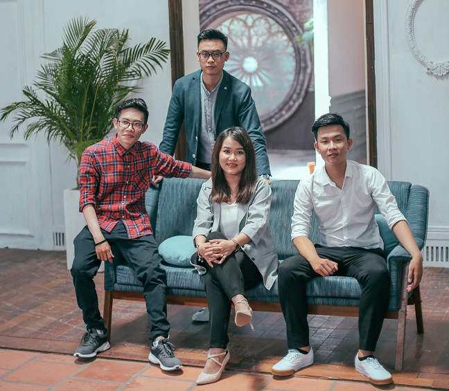 Người mang đôi giày sandan