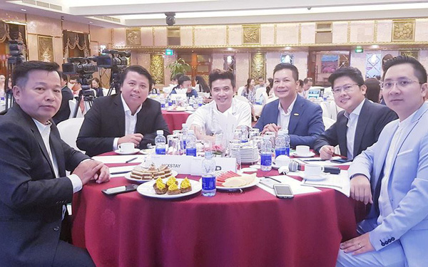 Nghi vấn dàn "cá mập" là chỗ "thân quen" với startup vừa nhận được deal 6 triệu USD Luxstay: Lộ hình ảnh Shark Hưng, Shark Việt cùng Shark Dzung trong sự kiện của Luxstay năm ngoái