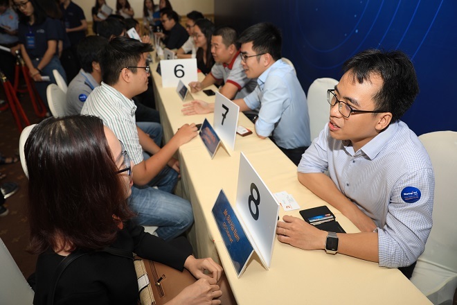 Anh Bùi Hải Nam - Sáng lập kiêm Tổng giám đốc Datamart, quán quân Startup Việt 2018 tư vấn cho một startup khác tại chương trình kết nối trực tiếp 1-1 với chuyên gia và nhà đầu tư vào ngày 31/7 tại TP HCM. Ảnh: Hữu Khoa.