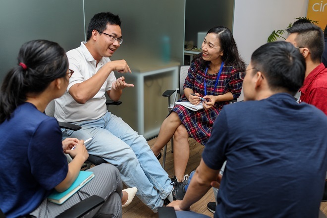 Các startup chia thành nhóm thảo luận mô hình kinh doanh, cách thức phát triển thị trường và chia sẻ kinh nghiệm cho nhau. Ảnh: Thành Nguyễn.