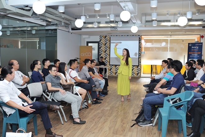 Bà Nguyễn Thị Hoa - Sáng lập hệ thống trung tâm Anh ngữ IMAP Việt Nam chia sẻ kỹ thuật kiểm soát giọng nói, ngôn ngữ hình thể để thuyết trình chạm đến cảm xúc của người nghe. Ảnh: Thành Nguyễn.