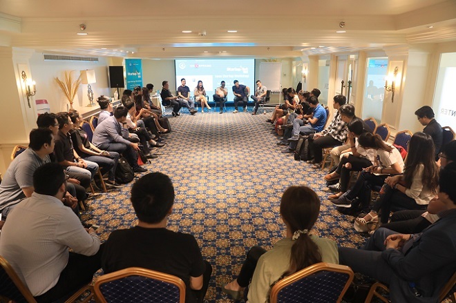 Đại diện chuyên gia từ Singapore, các startup Việt thành công trong nước lẫn nước ngoài chia sẻ với các đội thi Startup Việt 2018 trong một buổi huấn luyện chuyên sâu. Ảnh: Hữu Khoa.
