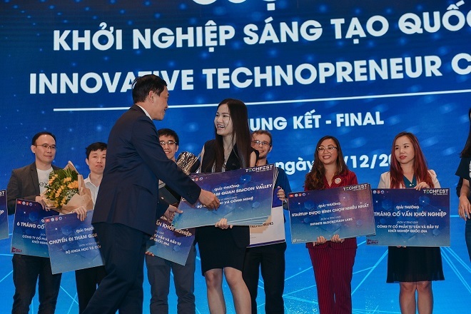 Thứ trưởng Bộ KH&CN Trần trao giải thưởng cho Abivin tại Techfest Vietnam 2018. (Ảnh: TF)