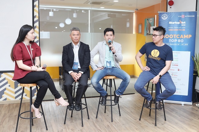 Bà Đoàn Kiều My và ông David Yang từ YellowBlocks, ông Ronald Le từ Hawking Instamo và ông Kevin Tùng Nguyễn đại diện Jobhop (từ trái sang) chia sẻ kinh nghiệm phát triển thị trường, chinh phục nhà đầu tư. Ảnh: Thành Nguyễn.