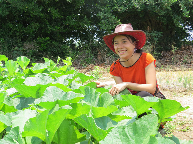 Chị Châu trong nông trại hữu cơ của gia đình tại xã An Mỹ /// BÍCH ĐÀO