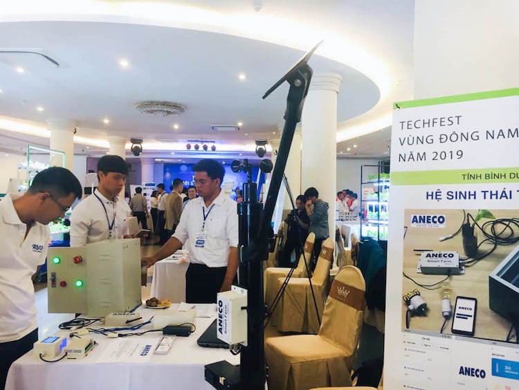 Trưng bày các dự án khởi nghiệp tại Techfest.