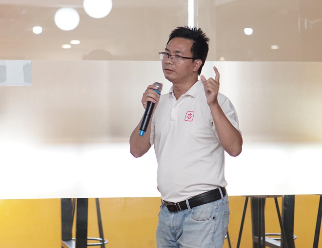Ông Ngô Anh Tuấn - CEO Xinh Tươi Online trình bày về nền tảng đặt hoa trực tuyến. Ảnh: Tuấn Nhu.