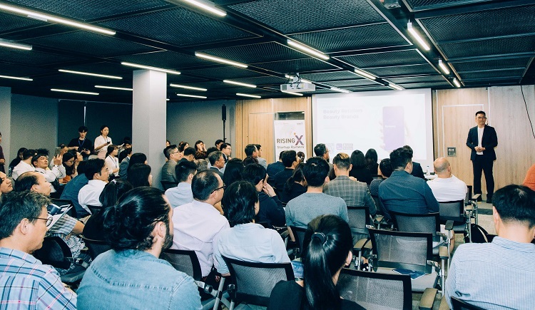 Startup thuyết trình tại Rising X Startup Runaway Demo Day.