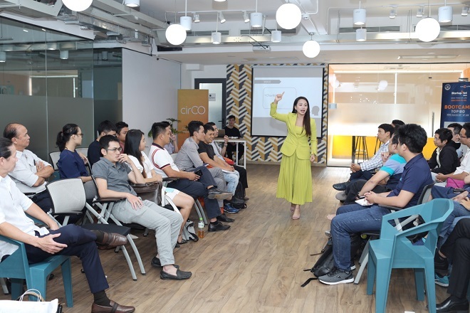 Bà Nguyễn Thị Hoa - Sáng lập IMAP trao đổi về kỹ thuật điều chỉnh giọng nói khi thuyết trình. Ảnh: Thành Nguyễn.