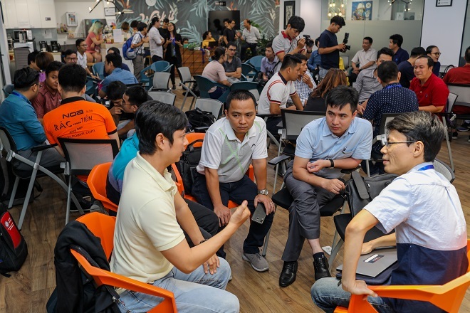 Tại bootcamp, các startup có cơ hội lắng nghe, trao đổi kinh nghiệm với các nhà đầu tư, chuyên gia khởi nghiệp và các đội thi nhằm hoàn thiện dự án. Ảnh: Thành Nguyễn.