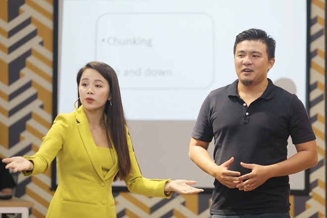 Bà Nguyễn Thị Hoa - Sáng lập IMAP Việt Nam trực tiếp thị phạm và điều chỉnh cách giới thiệu bản thân và doanh nghiệp cho ông Dương Nguyễn Hoài Đức - Sáng lập Beady (thuộc Top 80 Startup Việt 2019). Ảnh: Thành Nguyễn.