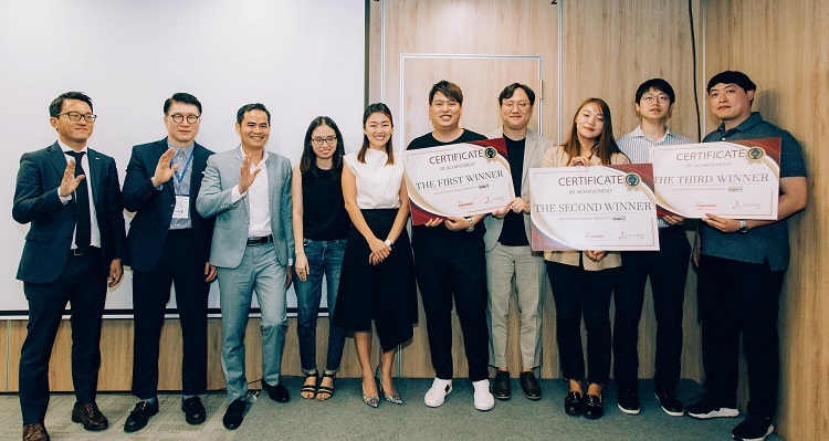 Đại diện các startup thắng giải tại Rising X Startup Runaway Demo Day.