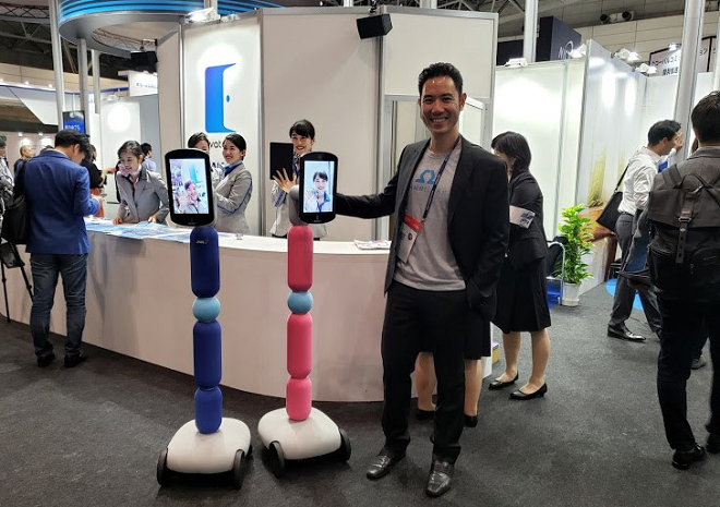 Ông Vũ Duy Thức - Đồng sáng lập OhmniLabs và hai robot Ohmni Cobot Arms tại CEATEC. Ảnh: OhmniLabs.