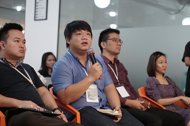 Ông Nguyễn Minh Phúc (cầm micro) - Giám đốc chương trình tăng tốc khởi nghiệp của VIISA góp ý cho Xinh Tươi Online và Sphacy. Ảnh: Tuấn Nhu.