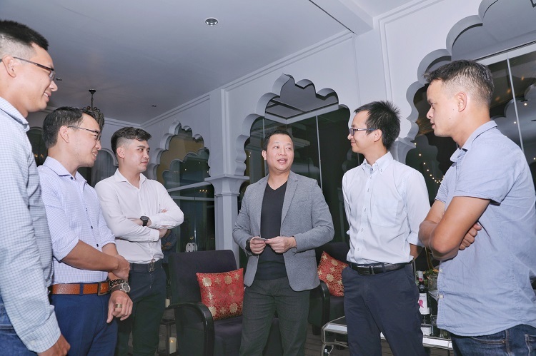 Ông Trần Ngọc Thái Sơn (vest xám) và đại diện các startup giao lưu tại buổi gặp gỡ hôm 25/10. Ảnh: Hữu Khoa.