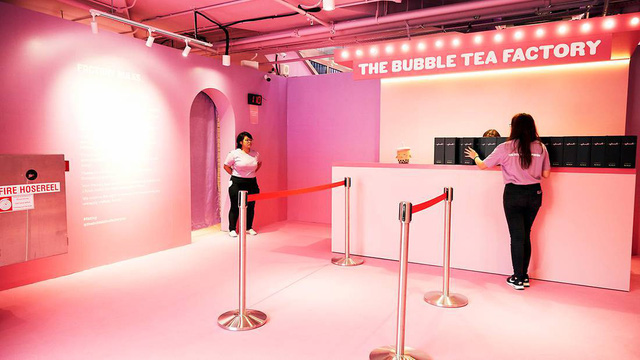 Bảo tàng trà sữa đầu tiên trên thế giới: Ngập tràn màu hồng và tím, lọt hố trân châu khổng lồ hơn 100.000 viên và nhiều trải nghiệm thú vị khác - Ảnh 1.