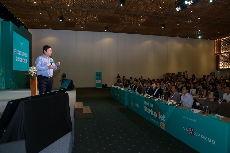 Ông Trương Gia Bình - Chủ tịch FPT chia sẻ tại gala chung kết Startup Việt 2018.