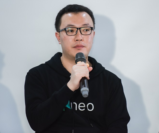 Ông John Wang, Giám đốc Eco Growth, Bộ phận phát triển NEO toàn cầu giới thiệu về quỹ NEO EcoBoost trong sự kiện Embrace & Connect đồng tổ chức với TomoChain tại Hà Nội. Ảnh: TomoChain.