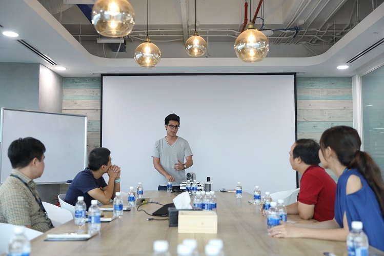 [Caption]Buổi gặp mặt thân mật của đại diện top 5 startup với ông Ngô Hoàng Gia Khánh tại văn phòng Tiki ngày 17/12. Ảnh: Hữu Khoa.