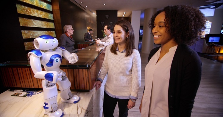 Robot AI có tên gọi là Connie đang trò chuyện cùng khách hàng tại sảnh khách sạn Hilton. Ảnh: Latimes.
