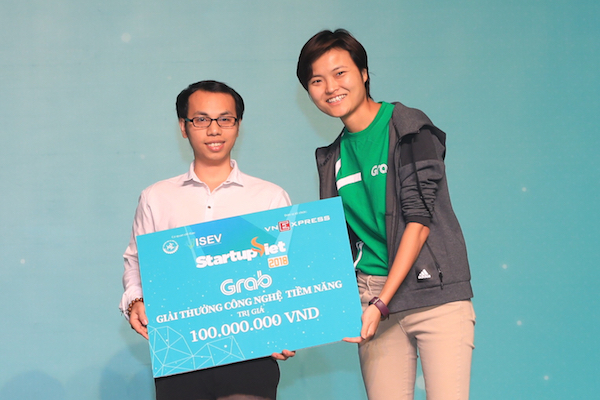 Lê Anh Tiến (trái) đại diện Chatbot Việt Nam nhận giải thưởng công nghệ Tiềm năng 100 triệu đồng, trong khuôn khổ chung kết Startup Việt 2018. 
