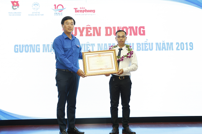 CEO Lê Anh Tiến (phải) là một trong 10 gương mặt trẻ tiêu biểu Việt Nam năm 2019. Ảnh: NVCC