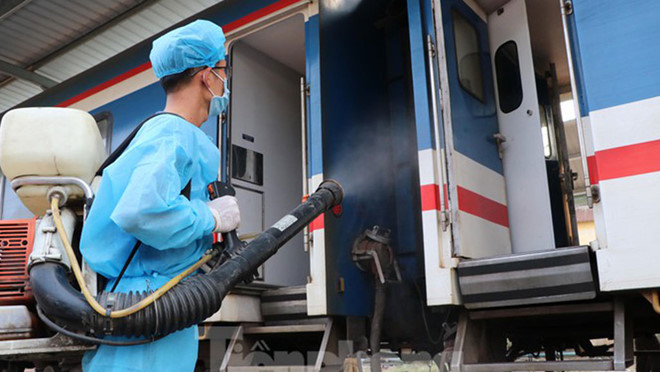 Trước đó, trong thời gian giãn cách xã hội, Tổng công ty Đường sắt Việt Nam dừng toàn bộ tàu khách địa phương, chỉ duy trì chạy 2 đôi tàu khách Thống nhất. /// Ảnh: M.Hà