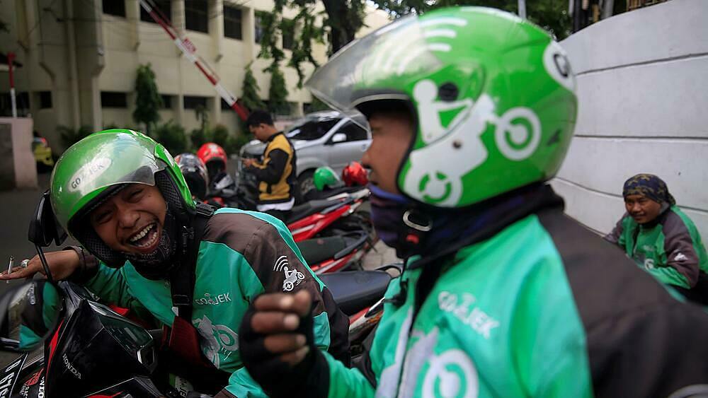 Các tài xế chạy xe Gojek tại thủ đô Jakarta của Indonesia.