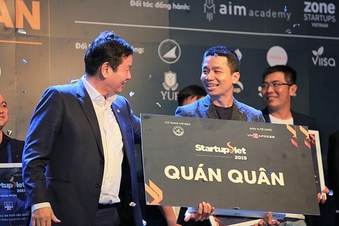 Phan Xuân Cảnh - nhà sáng lập startup Viec.Co (phải) nhận giải quán quân tại cuộc thi Startup Việt 2019.