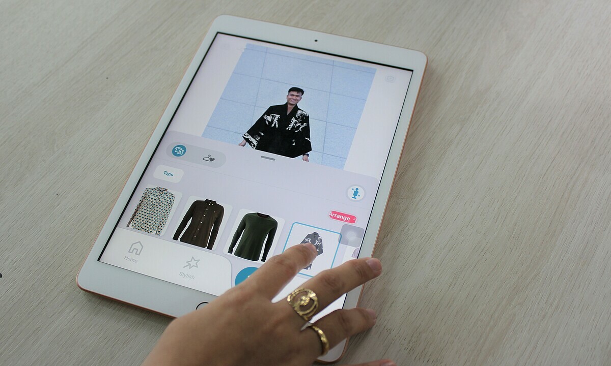 Người dùng chỉ cần kéo và thả quần áo hiển thị trên app vào người mẫu để biết mình trông như thế nào khi mặc bộ trang phục đó. Ảnh: Hà Thanh.