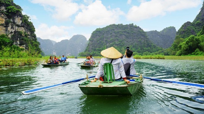 Du khách thăm quan Ninh Bình. Ảnh: Techinasia.