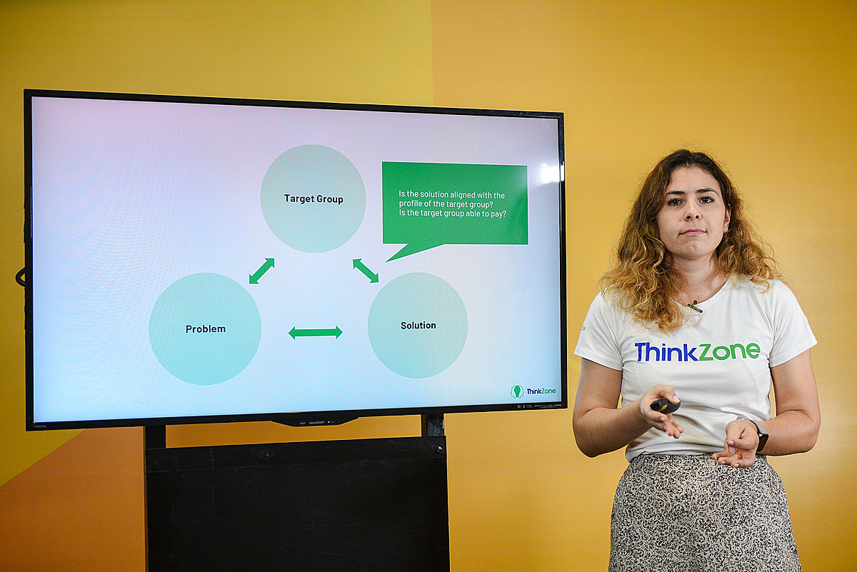 Bà Catalina Catana - Giám đốc Chương trình ThinkZone Accelerator chia sẻ về cách thức kiểm chứng sản phẩm - thị trường. Ảnh: Startup Việt 2020.