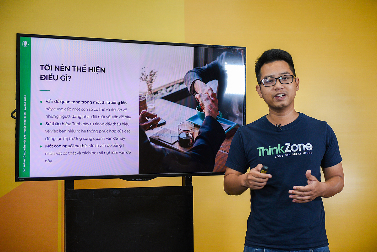Ông Hoàng Đức Minh - Cố vấn cao cấp của ThinkZone Ventures chia sẻ về 10 slide quan trọng trong bài thuyết trình gọi vốn của startup. Ảnh: Thành Huế.