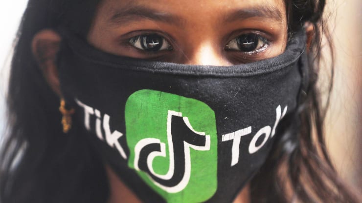 Cô gái đeo khẩu trang có logo TikTok ở Mumbai, Ấn Độ hôm 1/7. Ảnh: Francis Mascarenhas - Reuters.