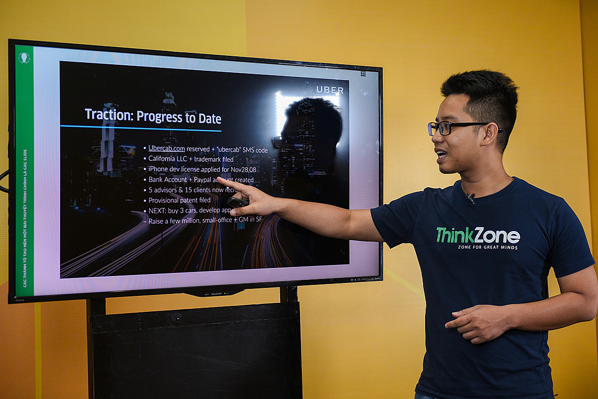 Ông Hoàng Đức Minh, Cố vấn cao cấp của ThinkZone Ventures chia sẻ về những nội dung quan trọng cần trình bày trong bài thuyết trình. Ảnh: Startup Việt 2020.
