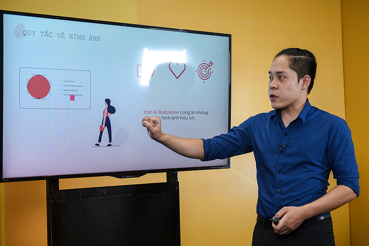 Ông Nguyễn Thành Phương - Giám đốc sáng tạo Raconteur chỉ ra các quy tắc về hình ảnh. Ảnh: Thành Huế.