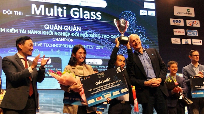 MultiGlass - startup chuyên về thiết bị thông minh dành cho người khuyết tật và tài xế là quán quân Techfest 2019. Ảnh: Techfest.