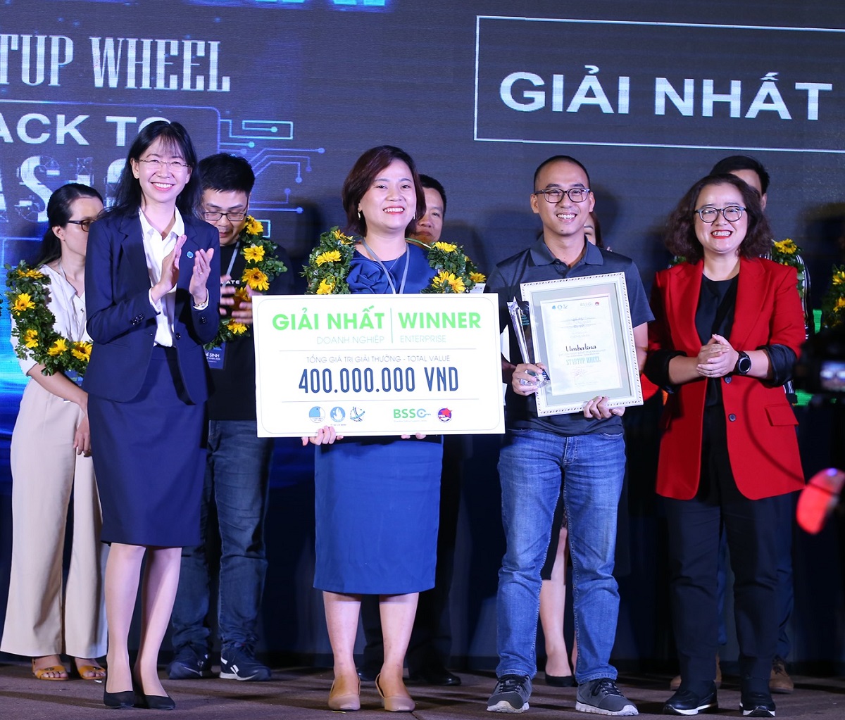 Đồng sáng lập Umbalena Lê Thị Cẩm Trinh và Nguyễn Việt Thắng nhận giải thưởng 400 triệu đồng từ ban tổ chức. Ảnh: Startup Wheel.