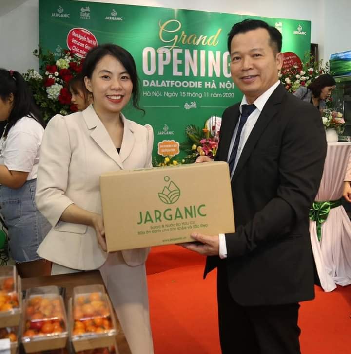 CEO Đỗ Phan Hoàng Sương và Shark Nguyễn Thanh Việt. Ảnh: Dalat Foodie.