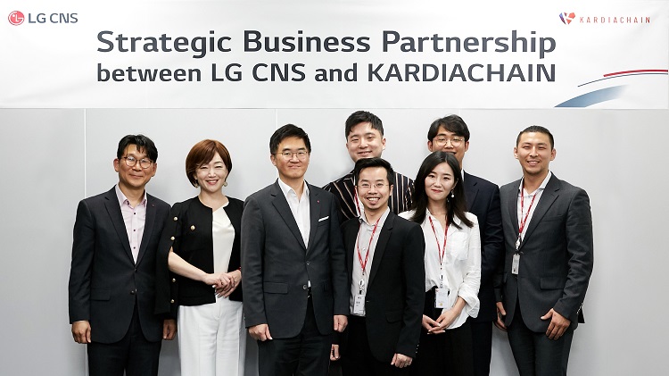 Minh Trí (thứ tư, từ trái sang, hàng trên) tại buổi ký kết với LG CNS tại Hàn Quốc