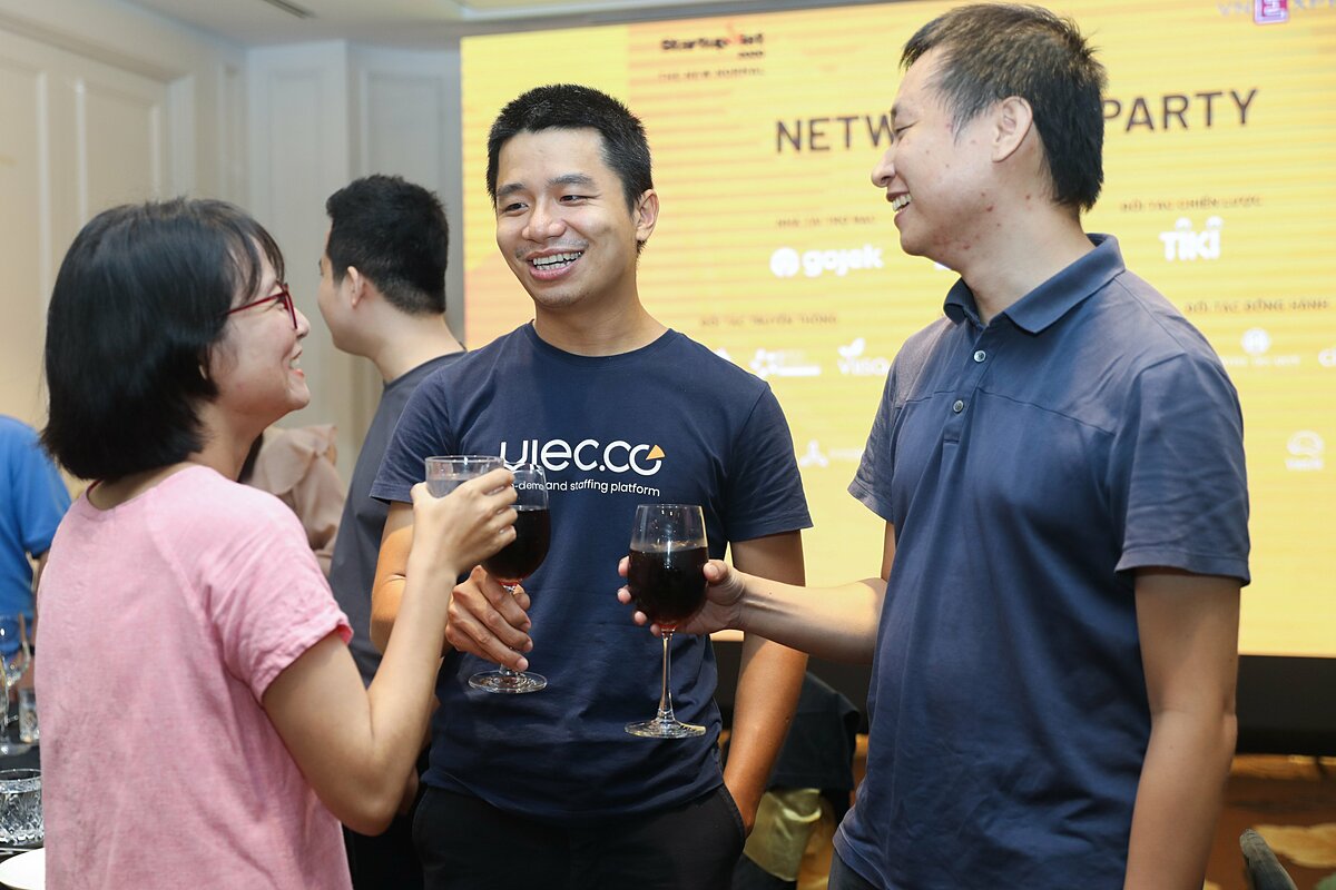 Anh Phan Xuân Cảnh - Sáng lập Việc.Có, quán quân Startup Việt 2019 (giữa) trao đổi cùng đại diện các startup khác.