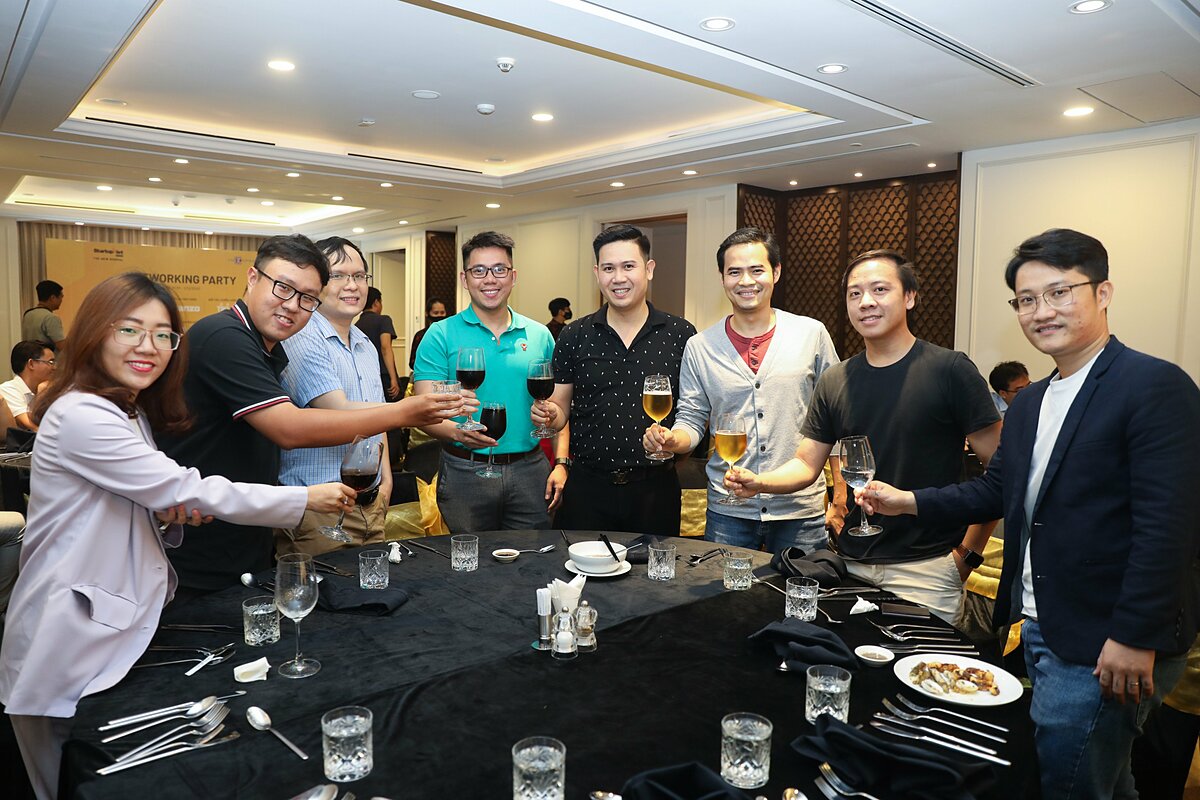 Ông Phạm Văn Tam (thứ tư từ phải sang) - Chủ tịch Winsan gặp gỡ và giao lưu với cộng đồng Startup Việt.
