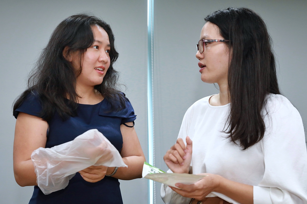 Chị Lê Diệp Kiều Trang (trái) trao đổi với startup thuộc Top 15 Startup Việt 2020. Ảnh: Hữu Khoa.