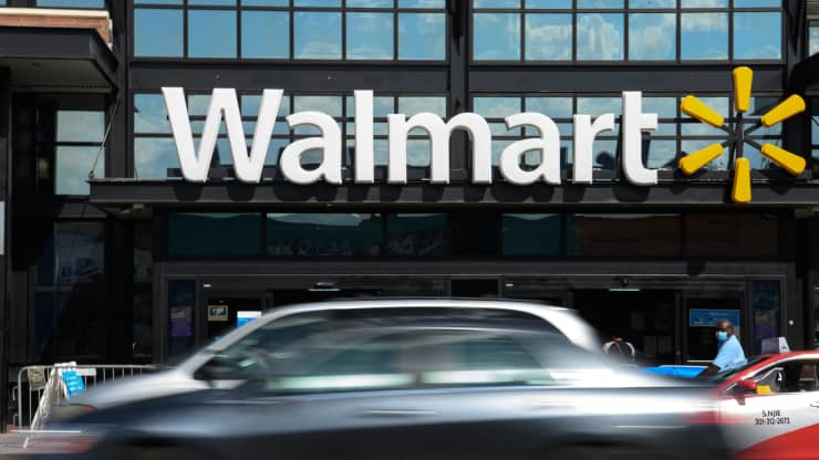 Ôtô chạy ngang qua một cửa hàng Walmart ở Washington, DC, vào tháng 8/2020. Ảnh: AFP.