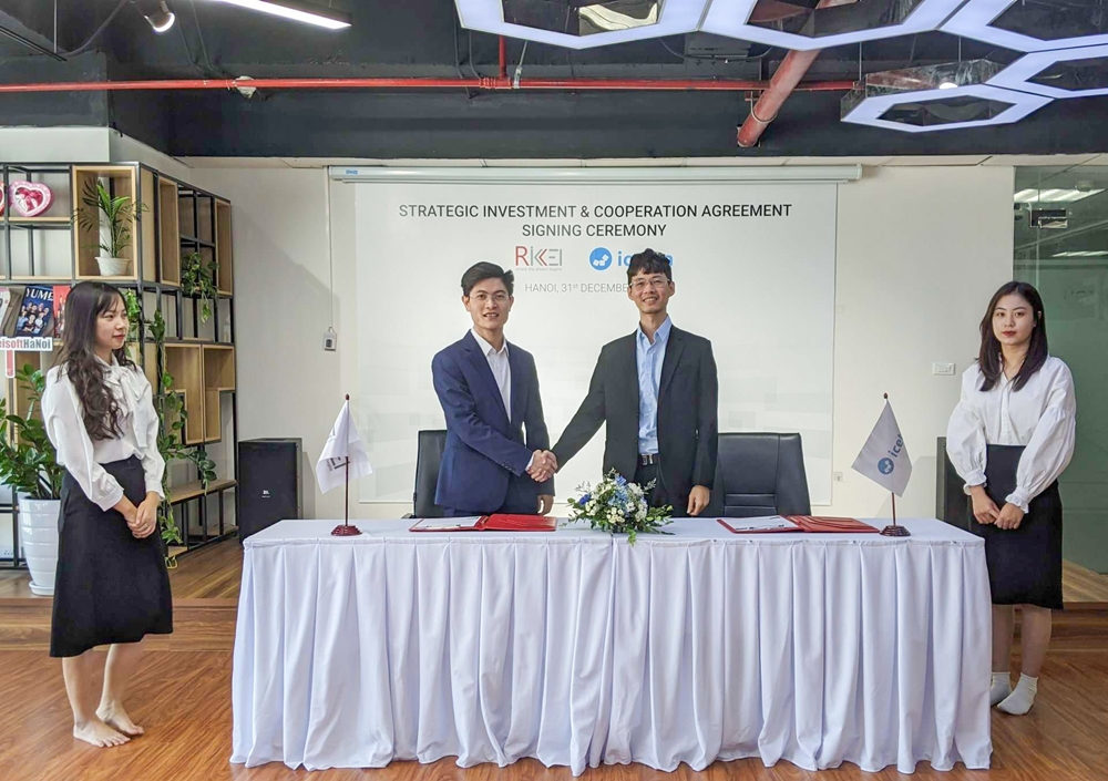 Trương Hồng Thi – Founder & CEO của Icetea (bên phải) ký kết hợp tác với ông