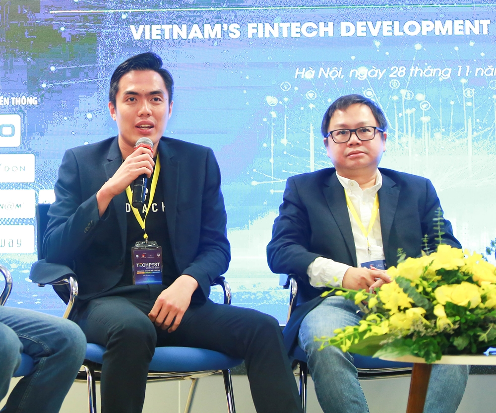Huy Nguyen, CTO KardiaChain (phía bên trái) tại Tech Fest 2020.