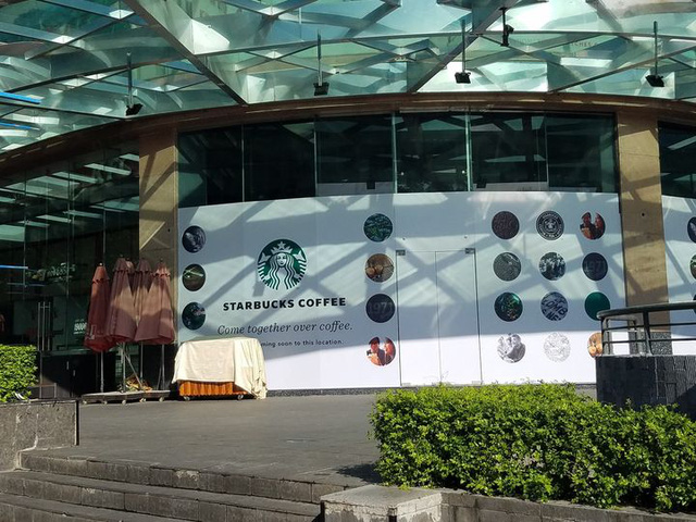 Covid-19 khiến Starbucks chú trọng nguồn khách nội nhiều hơn, đặt cửa hàng tại các quận mới thay vì co cụm quận trung tâm - Ảnh 1.