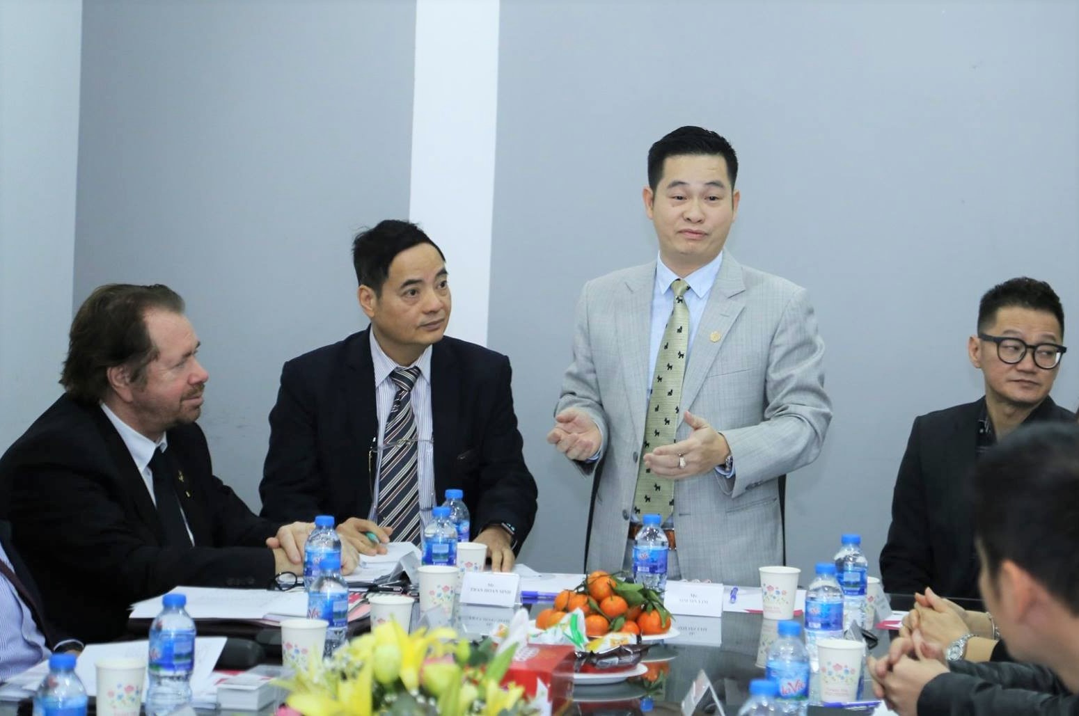 Ông Trần Hoàn Sinh - Tổng giám đốc của iSalon (thứ ba từ trái qua) trong một cuộc họp với đối tác. Ảnh: iSalon.