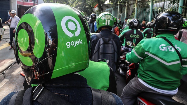 Tài xế Grab và Gojek tại Indonesia. Ảnh: Nikkei.